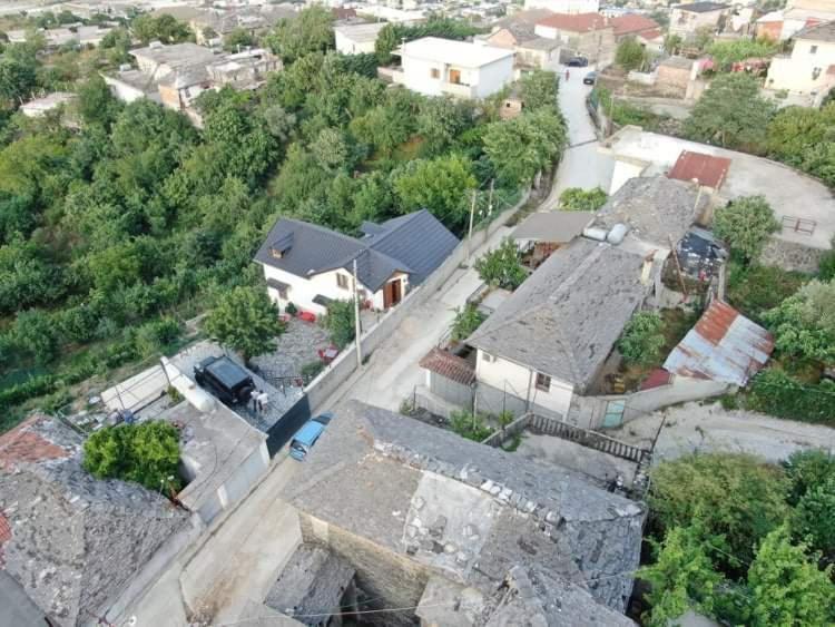 Bixhaku Guesthouse Гирокастра Экстерьер фото