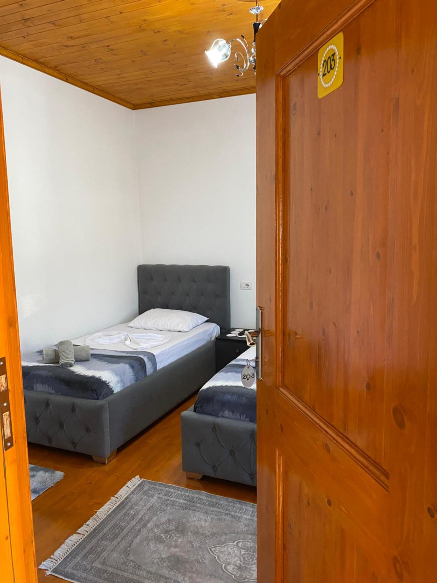 Bixhaku Guesthouse Гирокастра Экстерьер фото