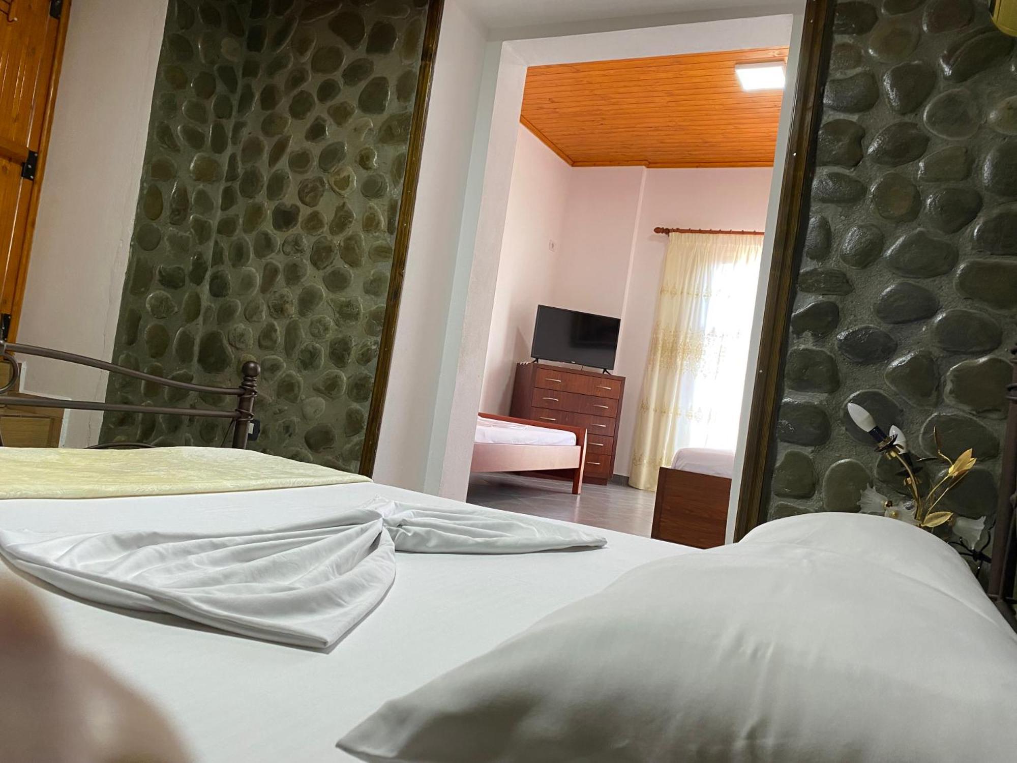 Bixhaku Guesthouse Гирокастра Экстерьер фото