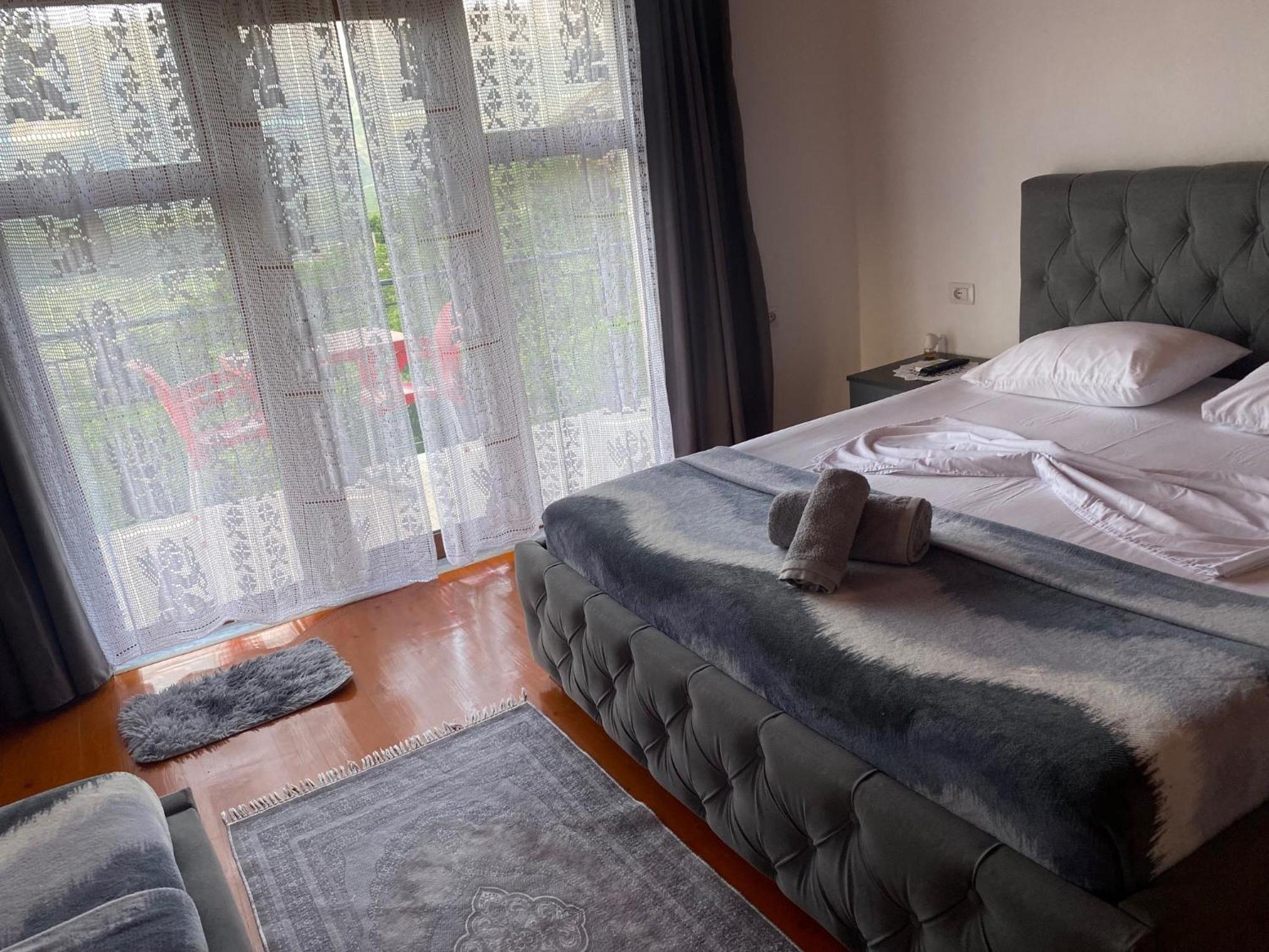 Bixhaku Guesthouse Гирокастра Экстерьер фото