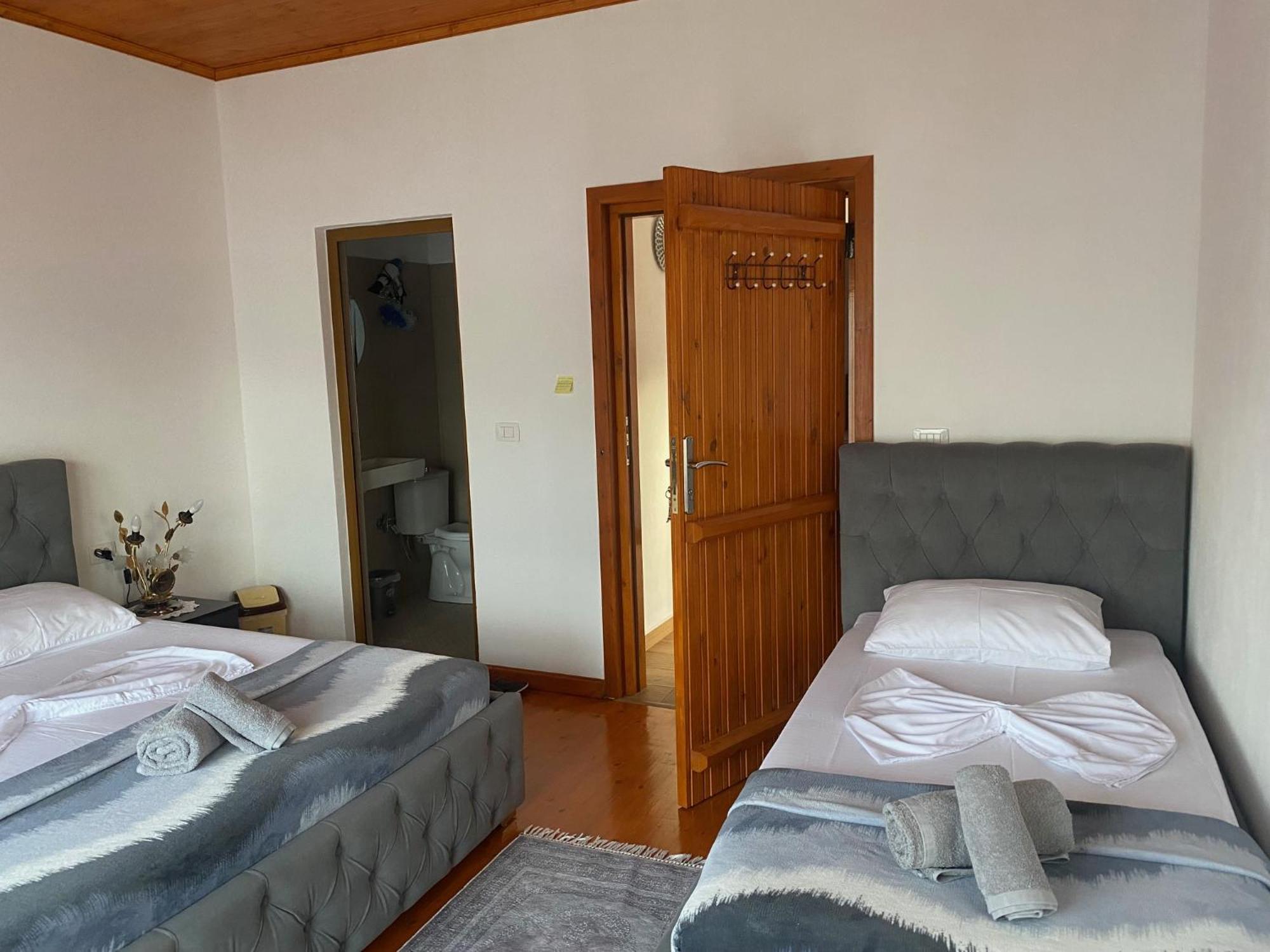 Bixhaku Guesthouse Гирокастра Экстерьер фото