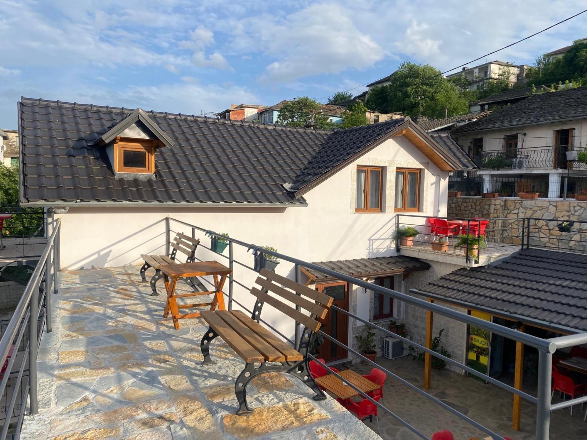 Bixhaku Guesthouse Гирокастра Экстерьер фото
