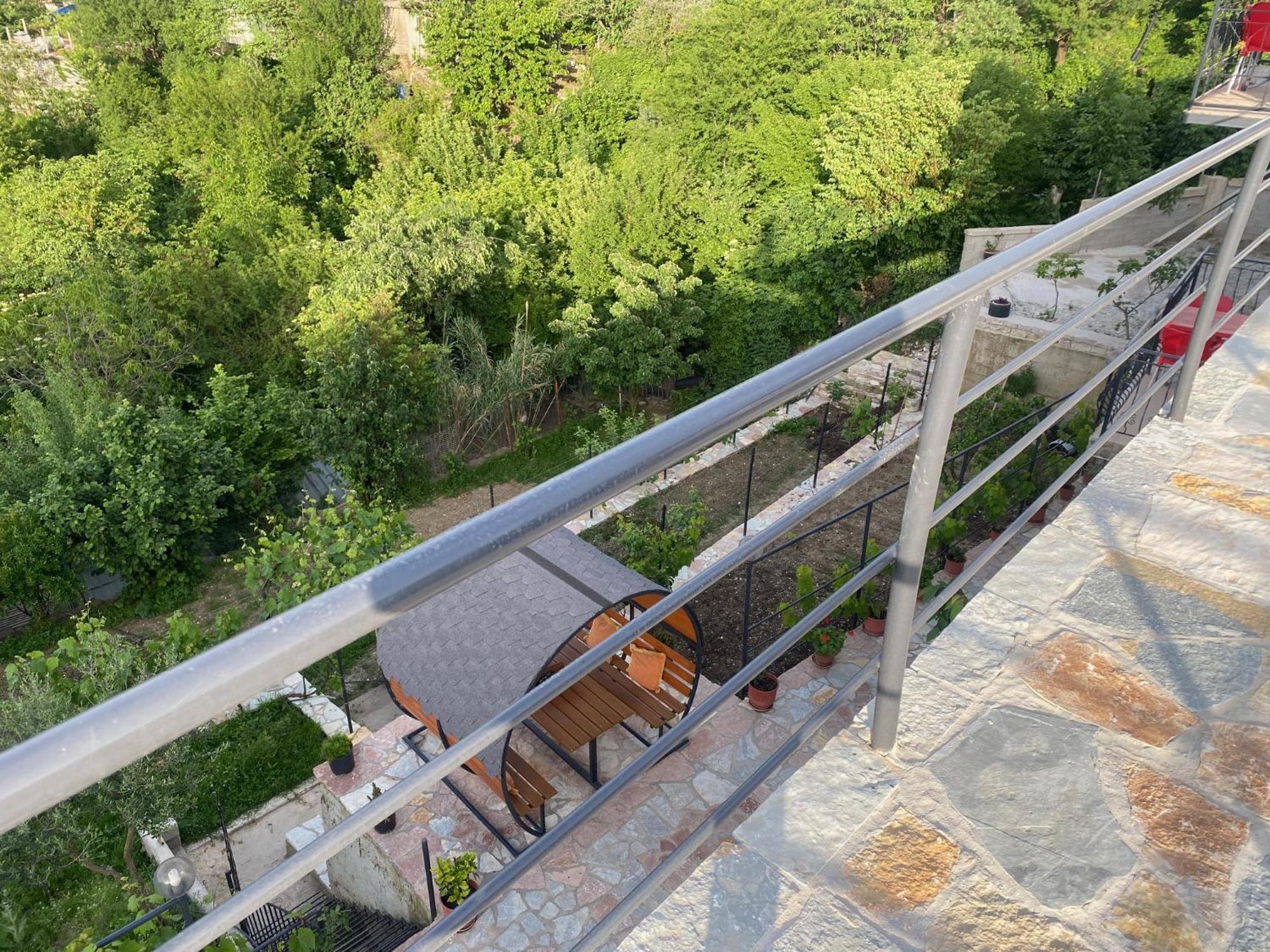 Bixhaku Guesthouse Гирокастра Экстерьер фото