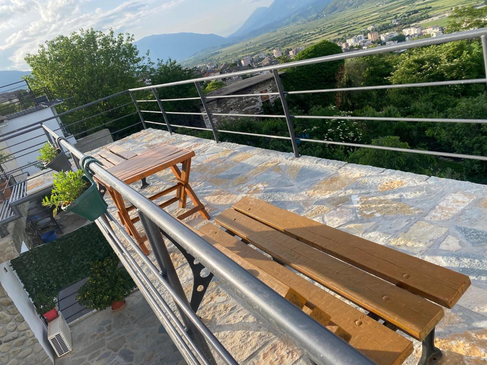 Bixhaku Guesthouse Гирокастра Экстерьер фото