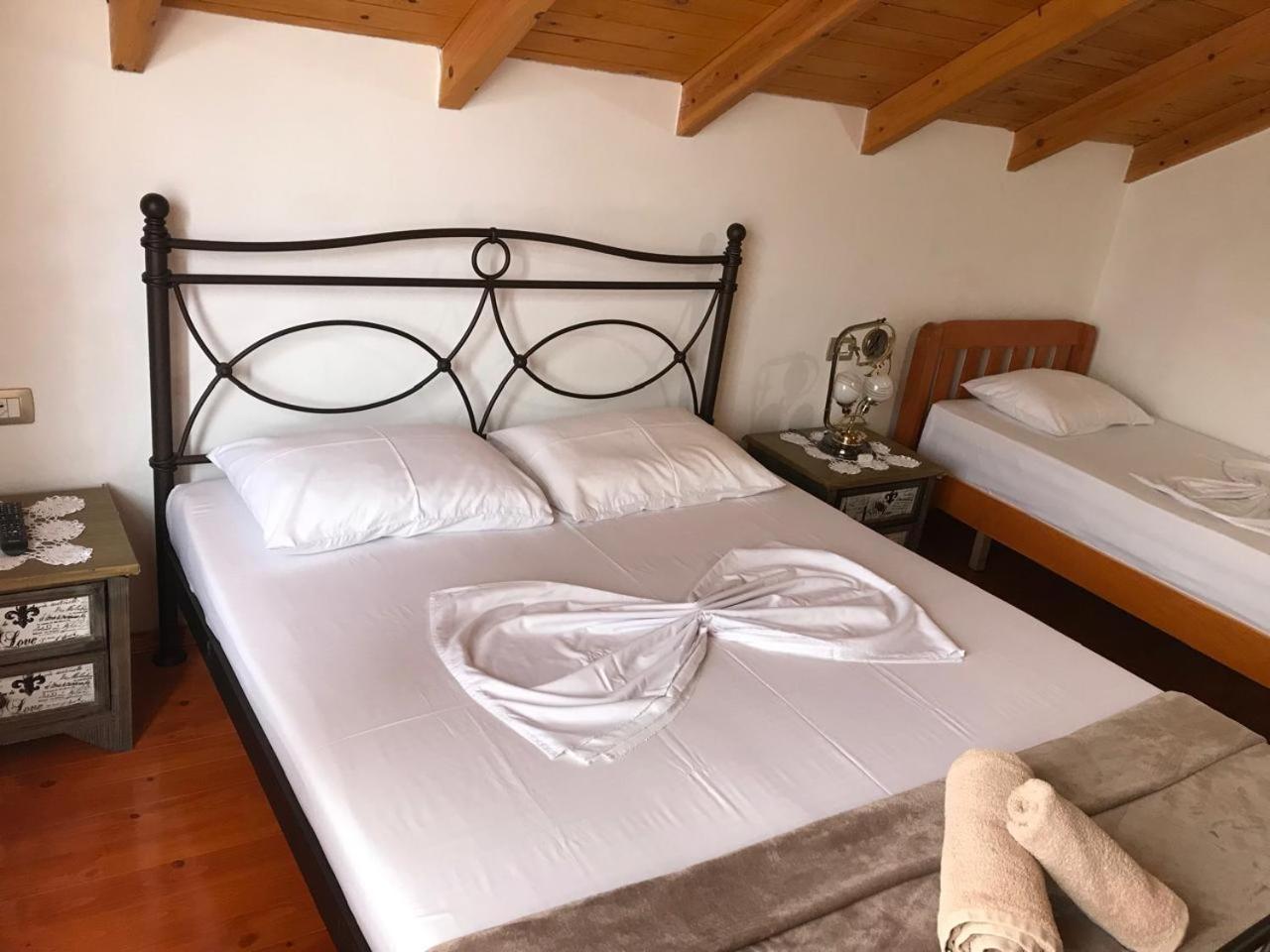 Bixhaku Guesthouse Гирокастра Номер фото